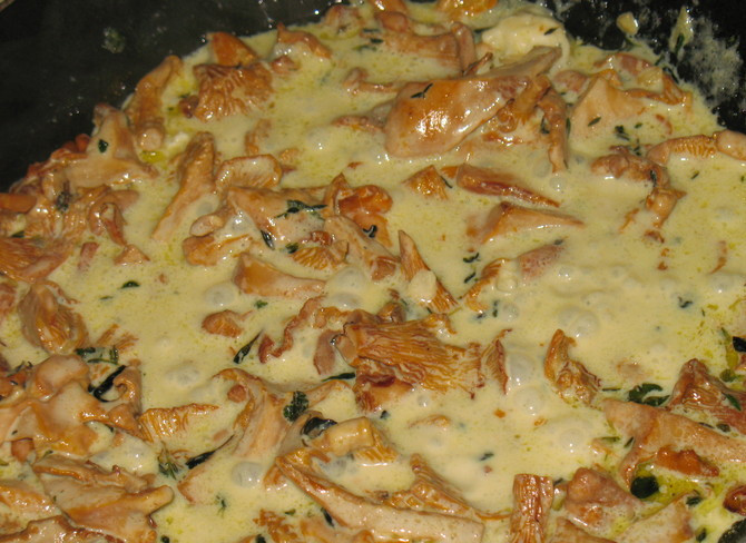 1. Этап. Тортеллини с грибами: Вливаем сливки и выкладываем измельченный сыр, перемешиваем и тушим все, пока сыр не расплавится.