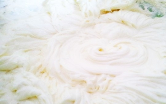 1. Этап. Летний тирамису с клубникой: 3. Отдельно взбейте сливки до твердых пиков.