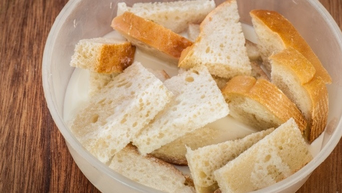 1. Этап. Пожарские котлеты классические: 1. Белый хлеб нарежьте кусочками и выложите в миску, залейте его сливками и оставьте на некоторое время.