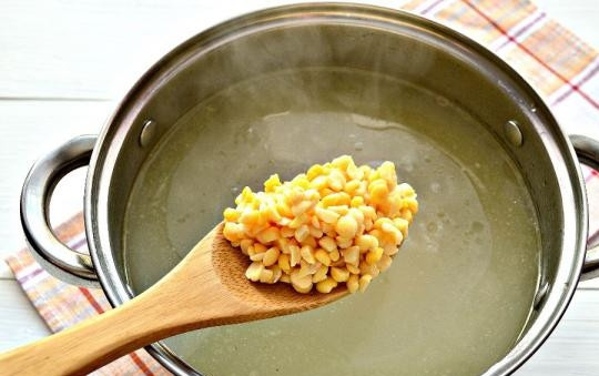 1. Этап. Гороховый суп с курицей: 4. Готовый бульон процедите (курочку разберите, отделив мясо от косточек) и выложите в него горох. Варите на среднем огне около получаса, убирая в процессе пену.