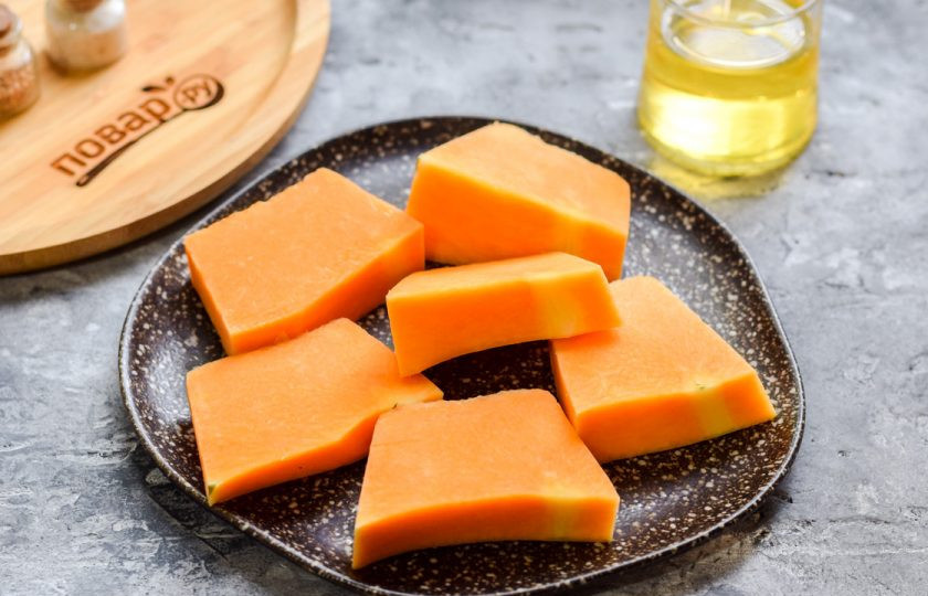 1. Этап. Пряная тыква в духовке: Тыкву очистите аккуратно, удалите кожуру и мякоть. Нарежьте тыкву средними по размеру пластинами. Духовку разогрейте до 180 градусов.