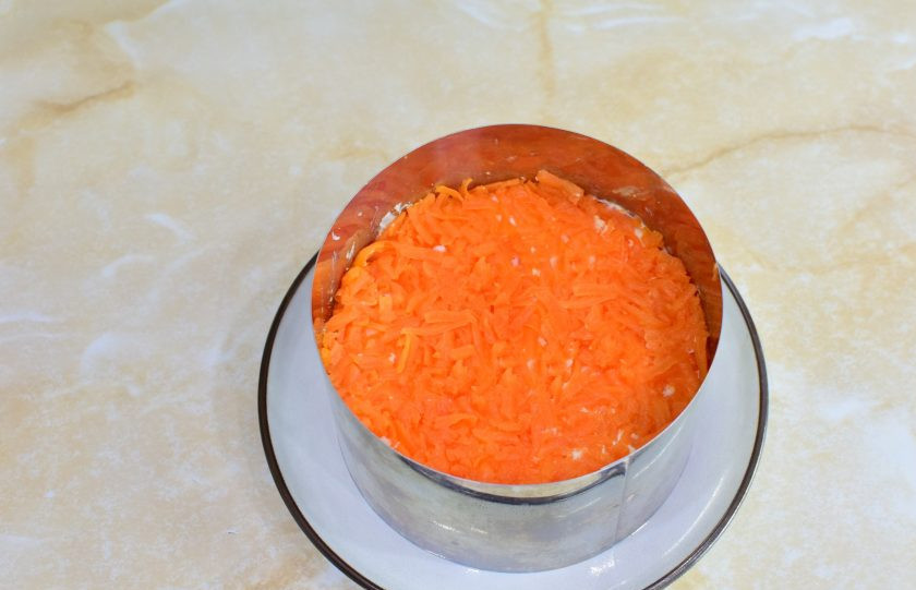 1. Этап. Салат Мимоза с копчёной скумбрией: Следующим слоем тертая морковь.