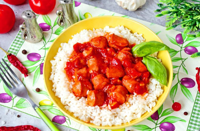 1. Этап. Сосиски в томатном соусе с рисом: Готовые сосиски в томатном соусе снимите с огня и подавайте с разогретым рисом. Приятного аппетита!