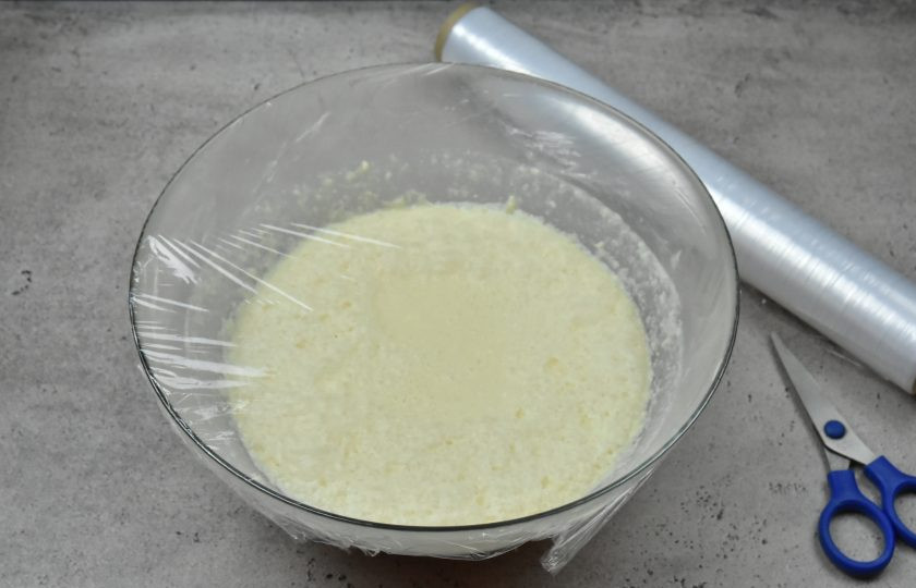 1. Этап. Александрийское тесто для куличей: Опару тщательно перемешайте, накройте посуду пищевой пленкой и оставьте при комнатной температуре на 8 часов.