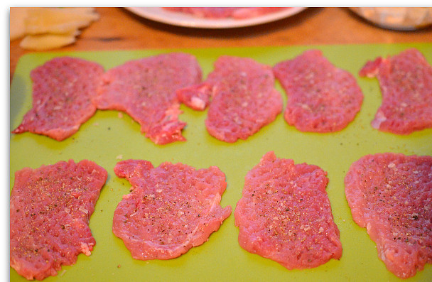 1. Этап. Свиные рулетики с сыром: Мясо нарезаем порционными кусочками. Отбиваем каждый кусочек, затем солим и перчим с двух сторон.