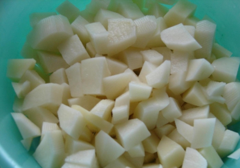 1. Этап. Суп из говядины: 5. Очищаю всю картошку, мою ее и нарезаю небольшими кусочками.