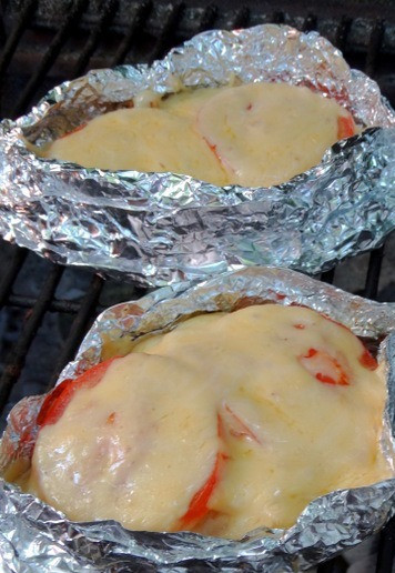 1. Этап. Индейка под шубой на гриле: В конце, минут за пять, можно подкоптить блюдо, положив на угли немного опилок, так же под закрытой крышкой.