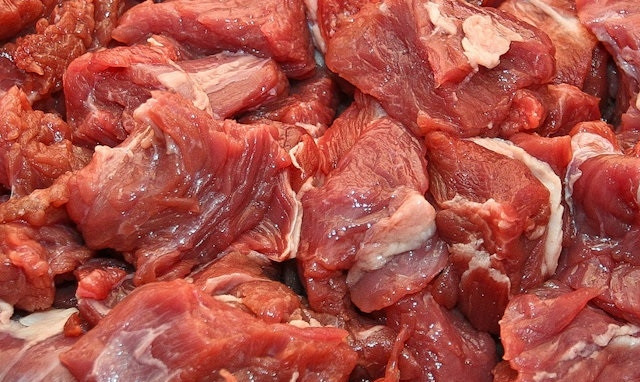 1. Этап. Шашлык из говяжьей вырезки: 2. Первым делом вымойте под проточной водой мясо, обсушите немного и нарежьте небольшими кусочками.