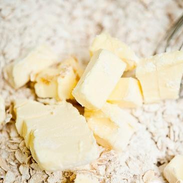 1. Этап. Шотландское овсяное печенье: 2. Добавить нарезанное на куски сливочное масло и перемешать, пока тесто не будет напоминать крупные крошки. Вы также можете сделать это с помощью резака для печенья.