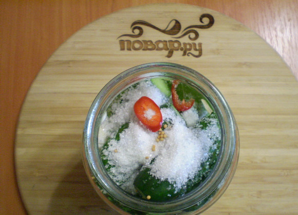 1. Этап. Закатка огурцов в литровые банки: Огурцы складываем в банки плотно. Насыпаем соль и сахар.