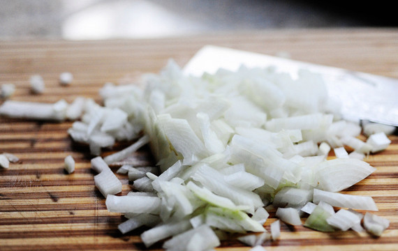 1. Этап. Cвинина в брусничном соусе: 8. Теперь можно на отдельной сковороде растопить сливочное масло с добавлением ложки оливкового. Параллельно очистите и нарежьте кубиками луковицу.