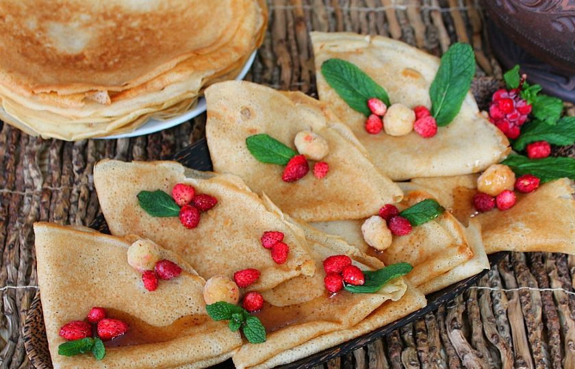 1. Этап. Блины скородумки: Подаем блины с ягодами и медом. По желанию можно приготовить начинку и завернуть в блины. Приятного аппетита!