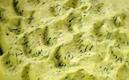 1. Этап. Сырный рулет с семгой: С помощью блендера из этих продуктов делаем зеленую массу, которую отправляем в холодильник на некоторое время.