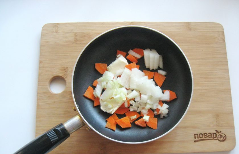 1. Этап. Грибной суп с молоком: Репчатый лук очистите, помойте и мелко нарежьте. Добавьте в сковороду к моркови. Тушите овощи 7-8 минут перемешивая.