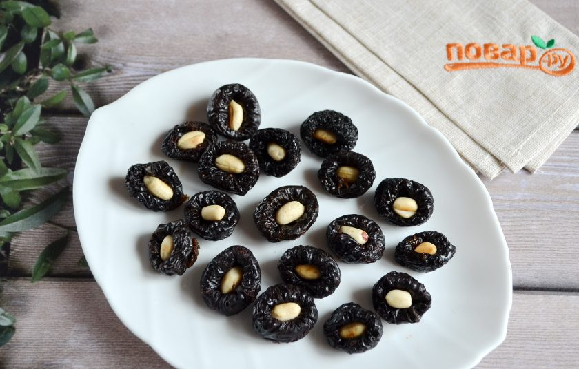 1. Этап. Конфеты Чернослив в шоколаде: 4. Начините орешками черносливины.