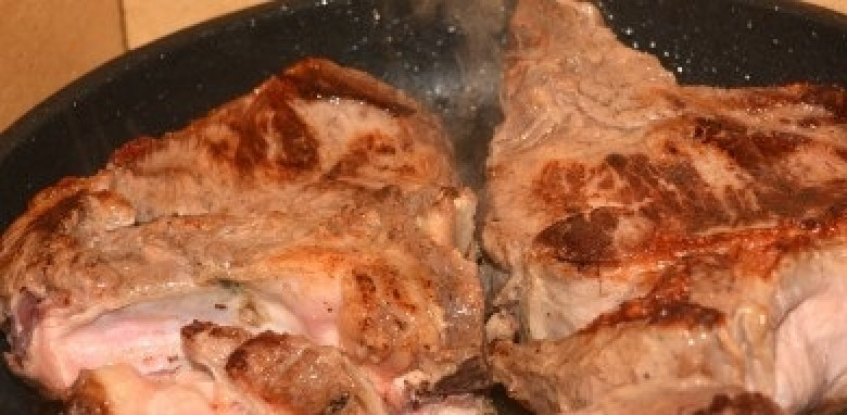 1. Этап. Говядина на косточке: Обжарьте мясо с двух сторон до румяной корочки.