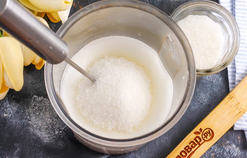 1. Этап. Безе без миксера: Затем всыпьте сахарный песок или замените его сахарной пудрой.