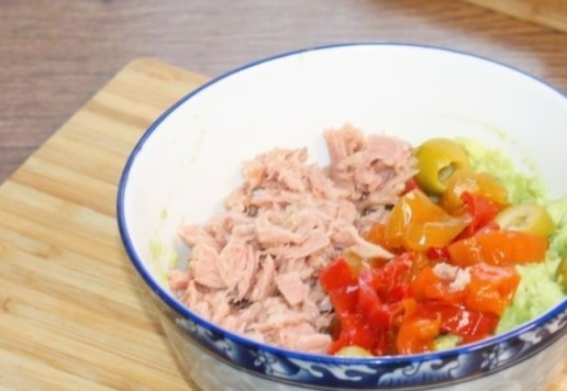 1. Этап. Авокадо, фаршированный тунцом и вяленым перцем: 8. Смешайте кусочки перца с тунцом, оливками и авокадо. Можно заправить салат маслом от вяленого перца. Вяленый перец с добавлением чеснока и специй.