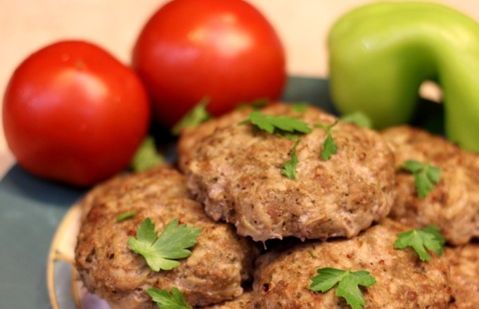 1. Этап. Котлеты, запеченные в духовке: Вот и все, ни брызг, ни суеты, а котлетки получаются просто обалденные. Приятного всем аппетита!