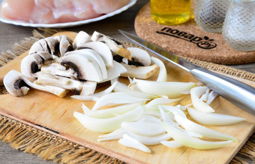 1. Этап. Куриные грудки с картошкой и грибами: Почистите репчатый лук и шампиньоны. Лук нарежьте полукольцами, а грибы — пластинами или половинками.