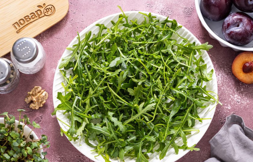 1. Этап. Салат со сливами и свеклой: Руколу промойте и обсушите. Переложите в глубокую тарелку.
