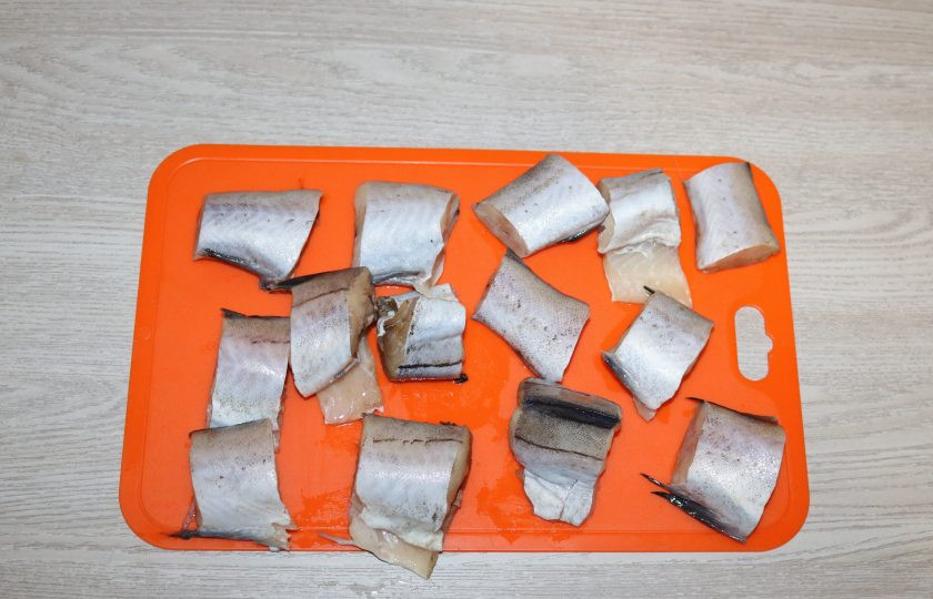 1. Этап. Минтай на пару в мультиварке: Нарежьте на порционные кусочки.