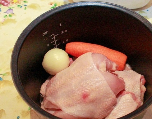1. Этап. Холодец из куриной грудки с желатином: 2. Выложите в чашу (или кастрюлю, если рецепт приготовления холодца из куриной грудки с желатином рассчитан на плиту) мультиварки, залейте водой. Установите режим 