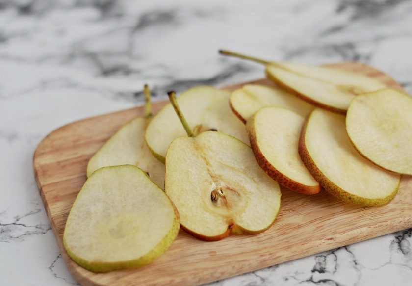 1. Этап. Чипсы из груши: Груши помойте, обсушите и нарежьте на тонкие ломтики, толщиной 3-4 мм.