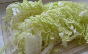 1. Этап. Греческий салат с пекинской капустой: Пекинскую капусту нашинковать ножом - не слишком мелко, оптимальны полоски примерно 0,5 сантиметра шириной. Но это дело вкуса, конечно;).