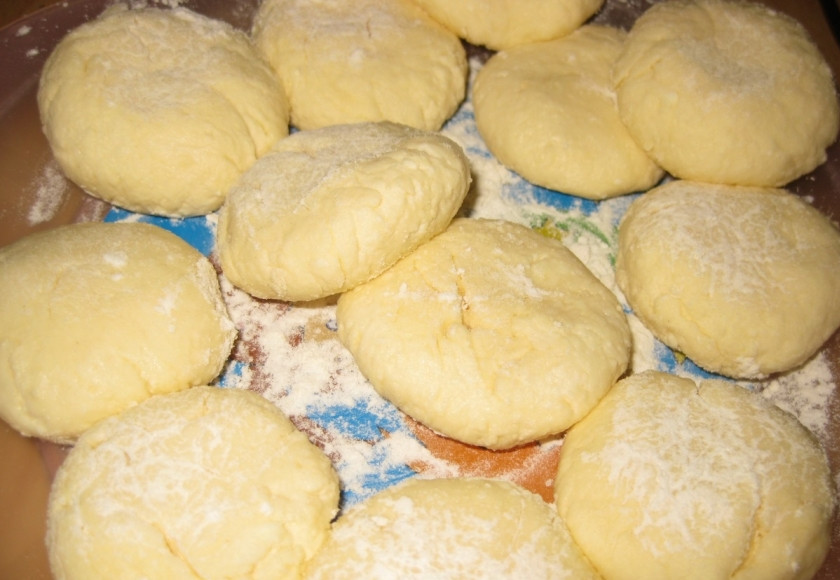 1. Этап. Сырники в мультиварке на пару: Примерно вот такие сырнички у вас должны получиться.