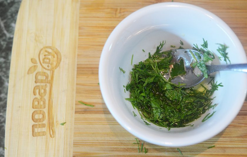 1. Этап. Лосось с соусом из горчицы и укропа: 4. Добавьте масло и горчицу, перемешайте.