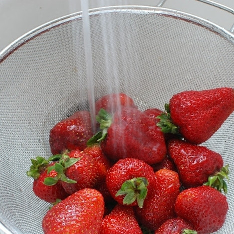 1. Этап. Сырой клубнично-малиновый джем: Промоем клубнику.