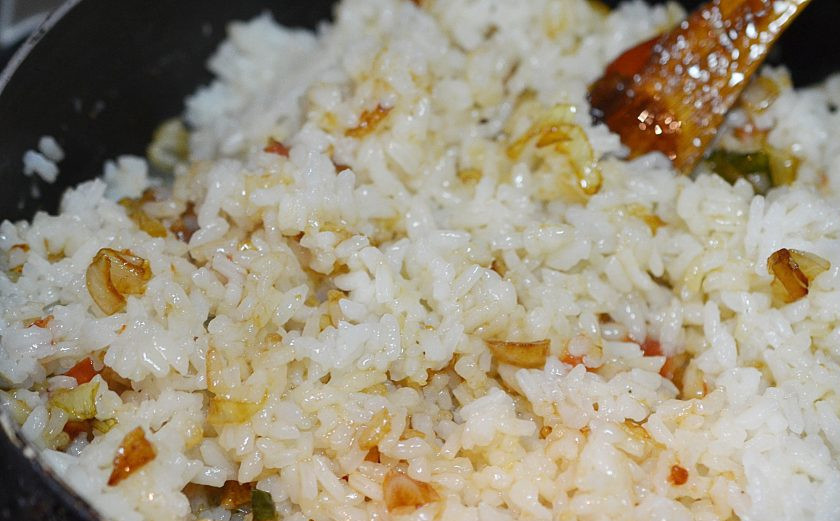 1. Этап. Кхау Пхат (жареный рис): Добавьте вареный рис. И обжарьте всё вместе.