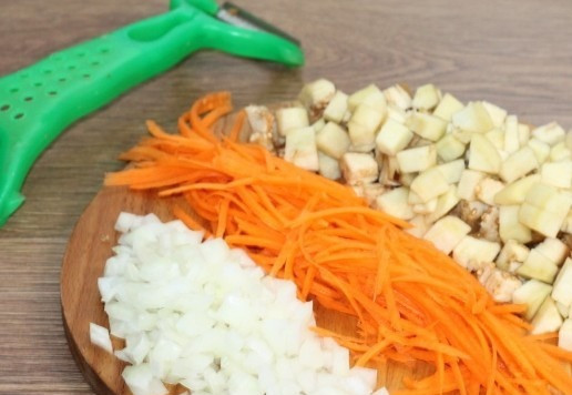 1. Этап. Рисовая полента с баклажаном: 6. Приготовим овощи. Очищаем овощи и нарезаем: лук, баклажан и помидоры кубиками, морковь трем на крупной терке.