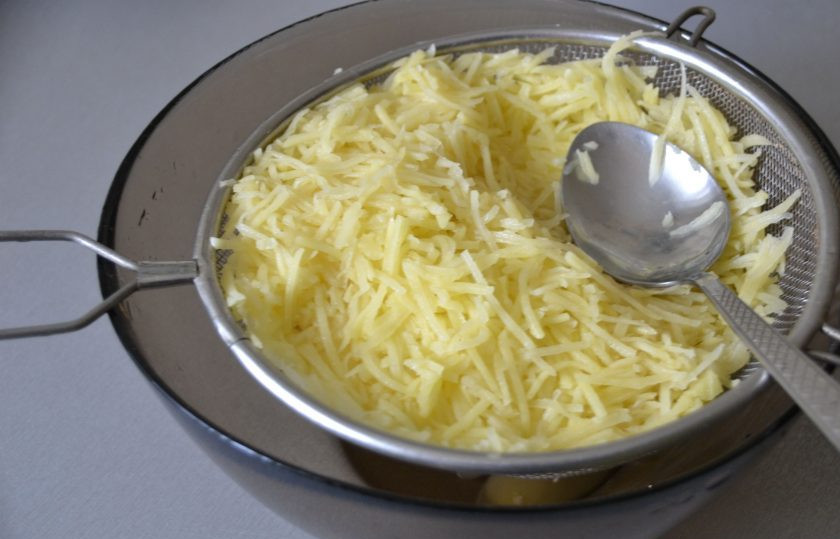 1. Этап. Хашбраун как в Макдональдсе: Как следует отожмите картофельный сок.