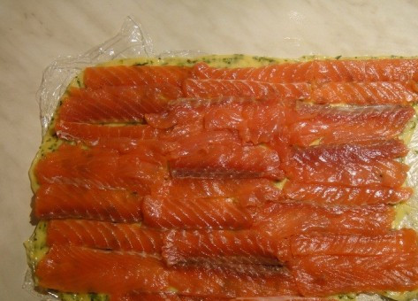 1. Этап. Рулет из сыра: 8. Раскатав, снимаем слой пленки (верхний), выкладываем семгу и заворачиваем рулет.