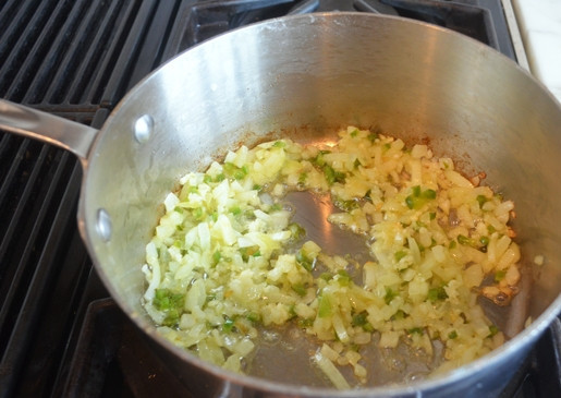 1. Этап. Соус Чили кон кесо: 2. Мелко нашинкуйте перец и лук. Обжарьте их в масле в течение 2-х минут, помешивая. Затем добавьте измельчённый чеснок. Обжарьте ещё 30 секунд.