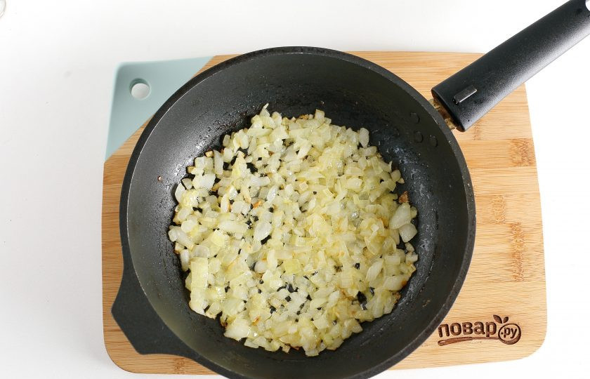 1. Этап. Соус к рису: Обжарьте лук периодически помешивая до готовности.