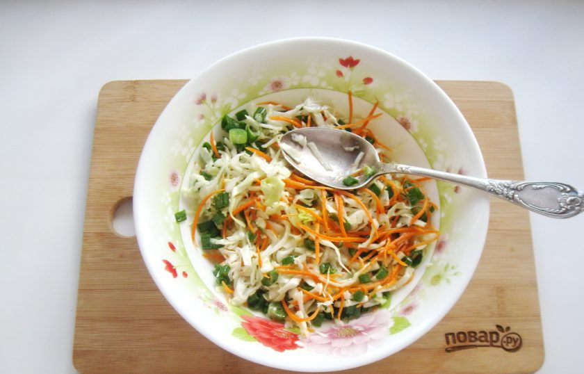 1. Этап. Капуста с чесноком и морковью: Посолите и перемешайте все ингредиенты салата.