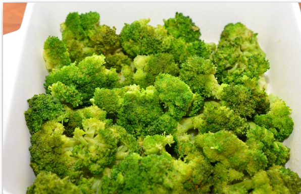 1. Этап. Запеканка из брокколи в духовке: Выложите в форму брокколи.