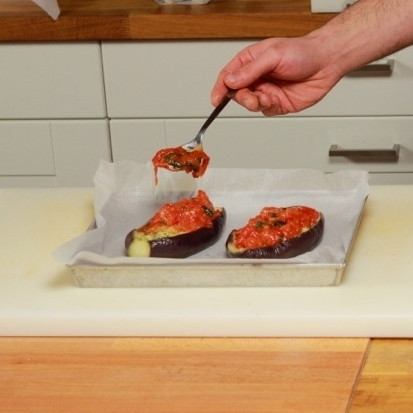 1. Этап. Баклажаны, фаршированные помидорами и сыром: Сверху полейте тушеными помидорами и сбрызните оливковым маслом. Поставьте в духовку и запекайте 20 минут при 200 градусах. Готово!