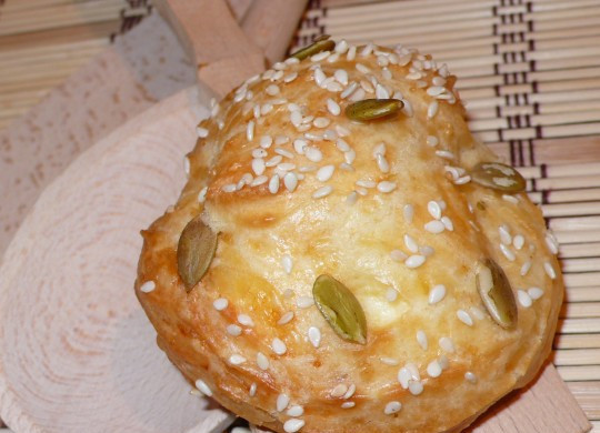 1. Этап. Булочки из заварного теста: 7. Я люблю смазывать булочки яйцом и посыпать кунжутом. Их также можно посыпать сахарной пудрой, ядрами подсолнечника или тыквы и маком.