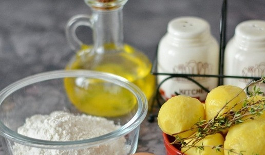 1. Этап. Картофельные биточки: Подготовьте все необходимые продукты по списку. Картофель заранее отварите в мундире и очистите.