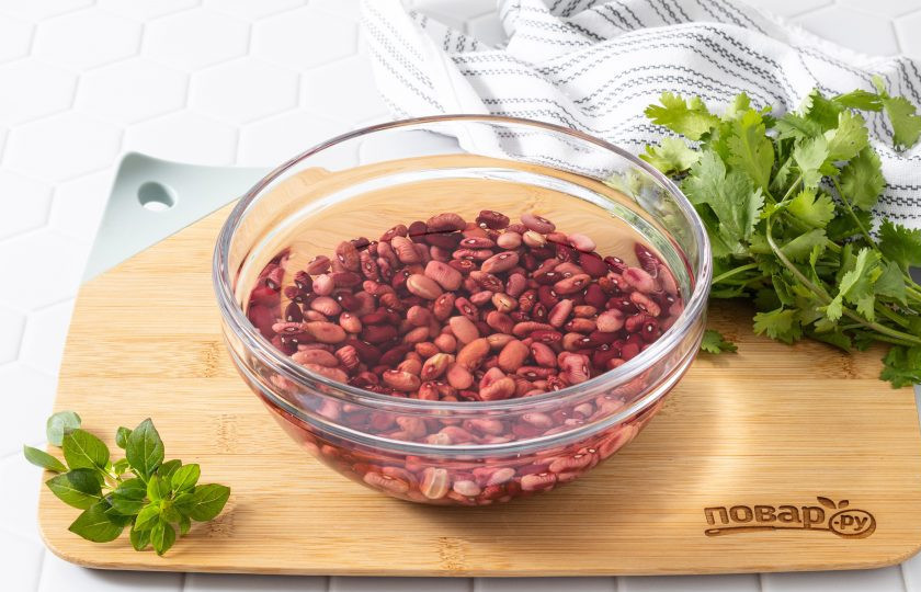 1. Этап. Лобио из красной фасоли (классический рецепт): Красную фасоль предварительно замочите в воде на 8-10 часов. После слейте воду, промойте фасоль и откиньте на сито.