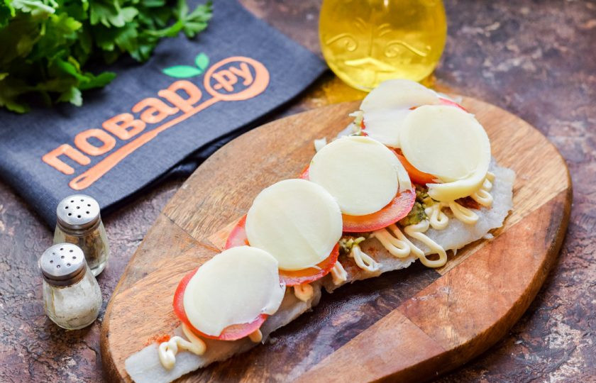 1. Этап. Рыба запеченная с авокадо: Сыр нарежьте тонкими пластинами, выложите поверх помидоров. Запекайте рыбу 30 минут при температуре 180 градусов.