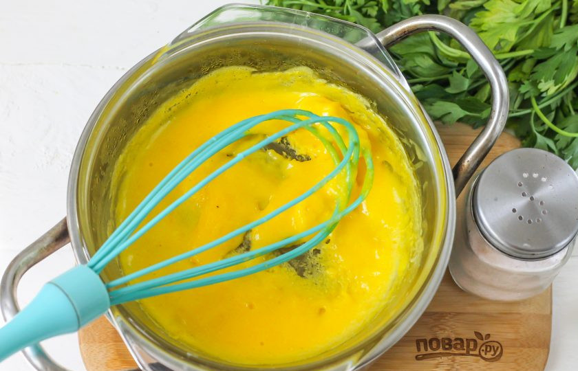 1. Этап. Голландский соус от Гордона Рамзи: Убавьте нагрев на водяной бане до среднего и взбивайте желтки с уксусом, пока они не загустеют, затем выключите нагрев.