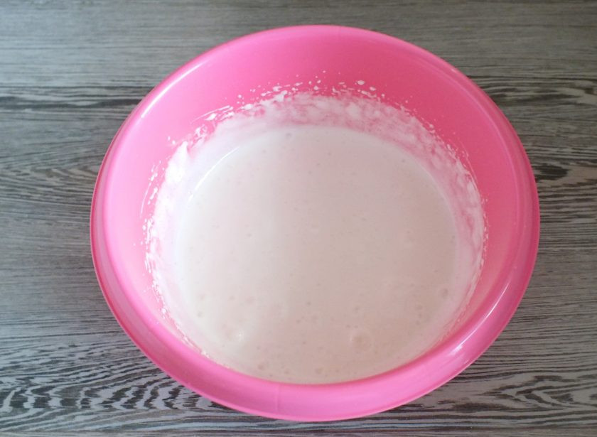 1. Этап. Печенье Ласточкино гнездо: Взбитая масса должна быть густой, однородной.