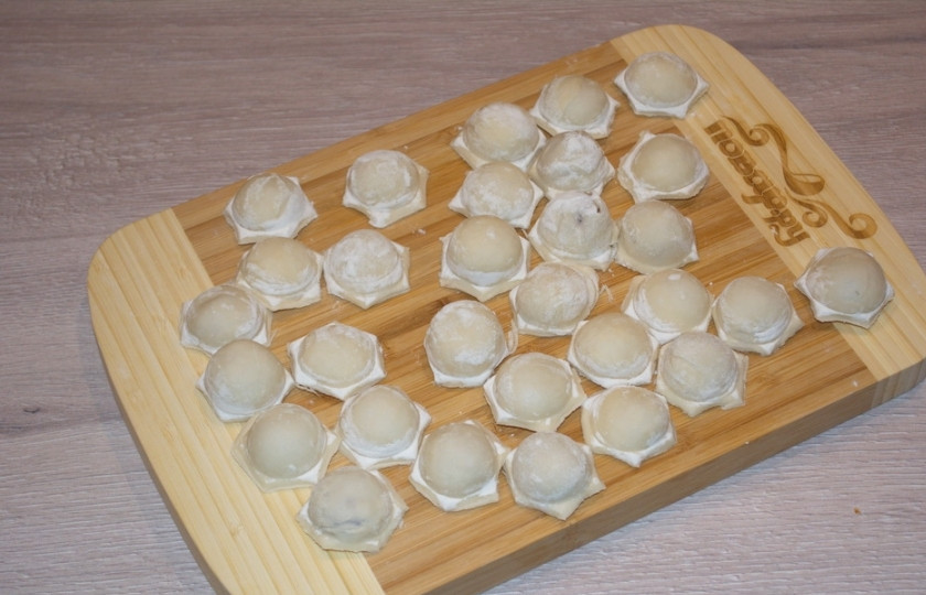 1. Этап. Пельмени из рисовой муки: Получим вот таких милашек. Напомню, пельмени можно лепить руками, придавая им разные формы. Я пошла по простому методу.