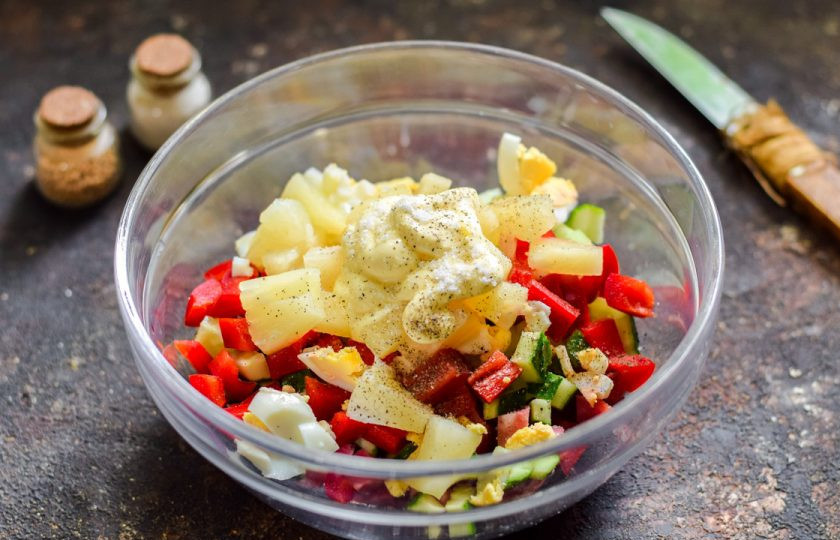 1. Этап. Салат с ананасами и колбасой: Заправьте салат майонезом, добавьте соль и перец по вкусу, перемешайте все и подавайте салат к столу.