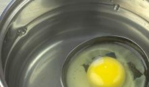 1. Этап. Яйца-пашот с тостами: В половник капнуть каплю масла, размазать ее и разбить туда яйцо. Половник с яйцо следует опустить в кастрюлю, когда вода начинает только-только закипать (появляются первые пузырьки). Очень важно, чтобы яйцо не растеклось, а наоборот схватилось.